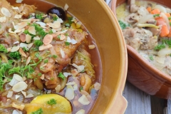 Tajine de poulet au citron confit et olives vertes