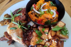 Poulet olives, capres et dattes, pdt sautées et purée de carottes épicée