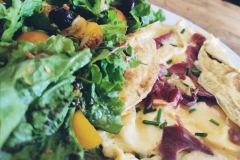 Omelette du père Vini, salade
