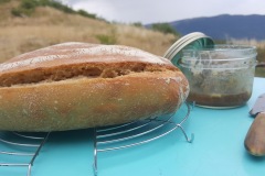 Pain maison au levain naturel et son pavé maison